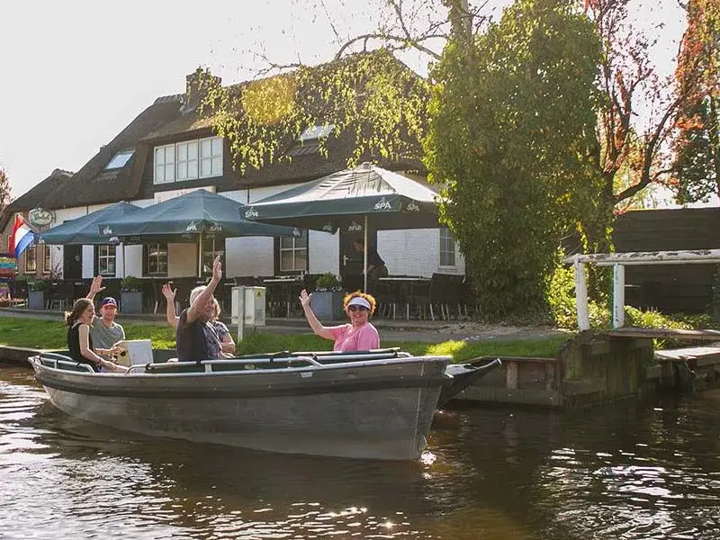 Sloep (8) met borrelplank & schipper